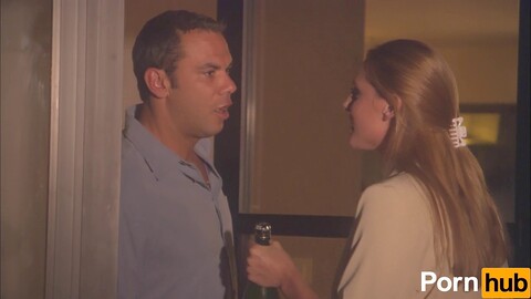 La pulpeuse Dee Baker obtient une action rapide et intense dans la scène avec Randy Spears