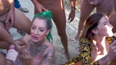 Blonde-éjacs sur le visage, le gangbang avec le bukkake (éjaculation collective sur une personne) , une grande quantité de sperme sur le visage