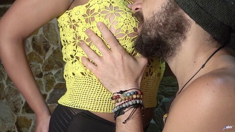 I fantastici seni di Xattlalust spuntano attraverso la sua mezza maglietta gialla mentre gioca con le sue tette e si macchia di sperma.