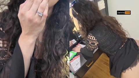La cattiva figliastro Nikki Slick paga i contravvenzioni con il pene del suo patrigno e riceve una sculacciata.